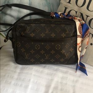 🌼 Authentic Louis Vuitton crossbody 🌼
